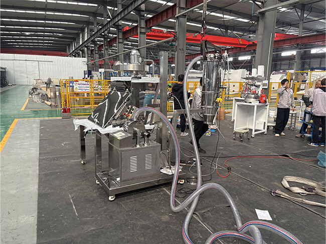 Workshop Real Photo of Elevating Vacuum Feeder - Efficient Equipment for Vertical Material Loading in Production Lines